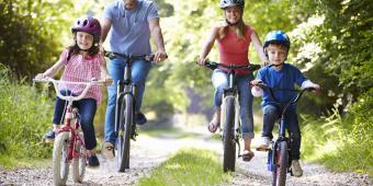 Famille à vélo sur un chemin