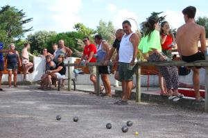 Gourpe d'adultes qui jouent aux Boules