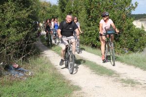 Groupe de personnes en balade à vélo