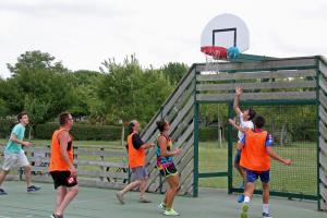 Stage sportif : groupe de personne qui jouent au basket