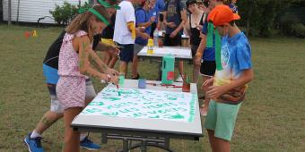 Groupe d'enfants en train de peindre