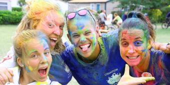 4 femmes sourient après une activité color party 