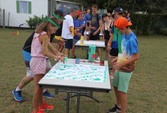 Groupe d'enfants en train de peindre