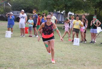 Groupe sportif : une femme court au premier plan