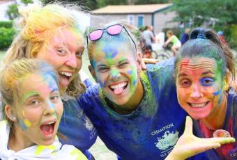 4 femmes sourient après une activité color party 