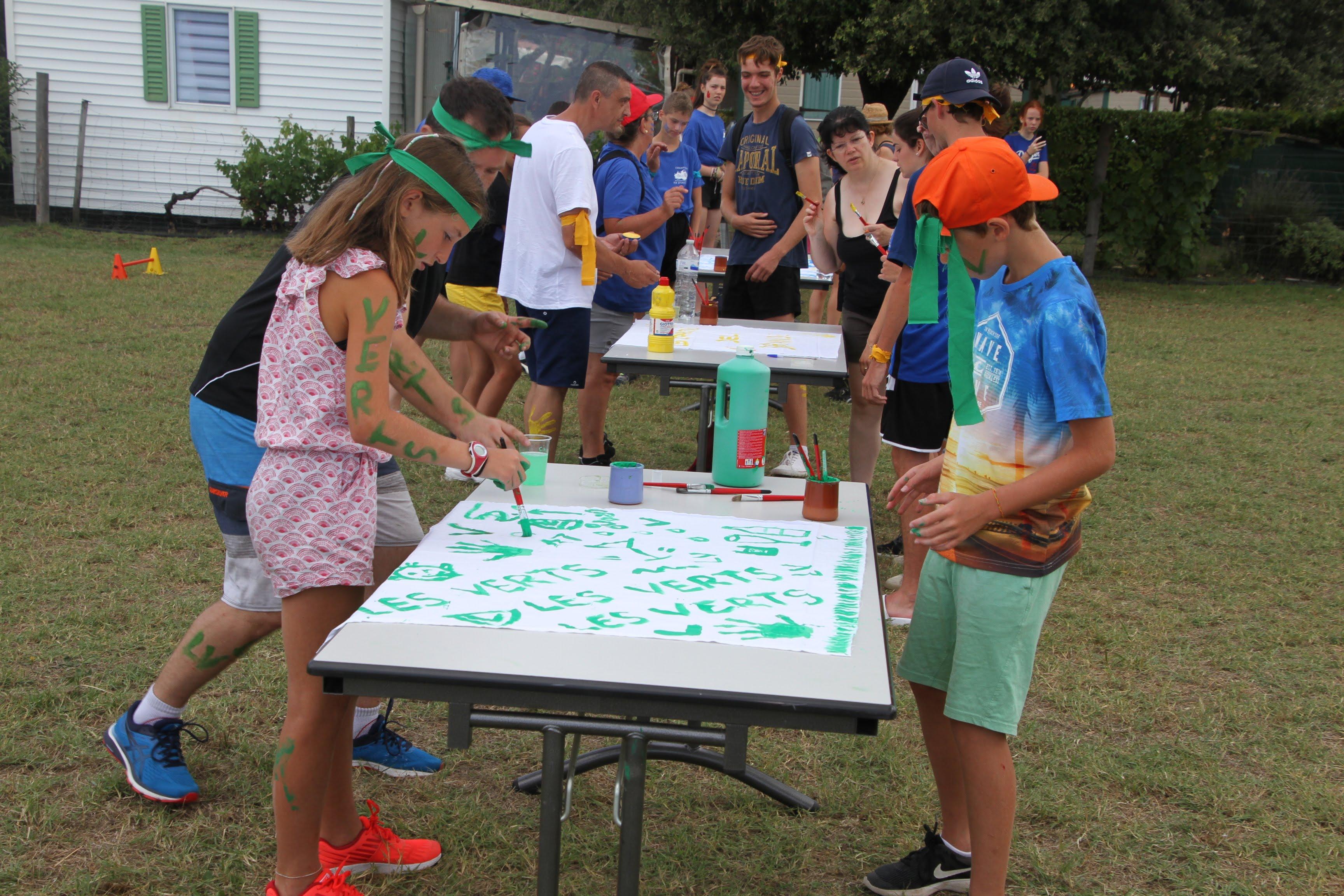 Groupe d'enfants en train de peindre