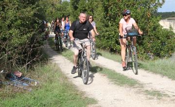 Groupe de personnes en balade à vélo