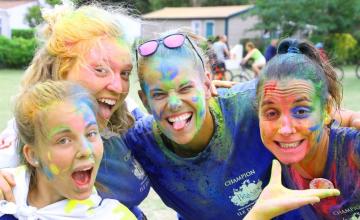 4 femmes sourient après une activité color party 