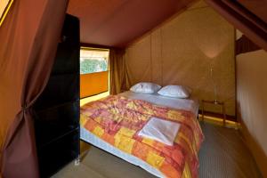 chambre lit double tente safari